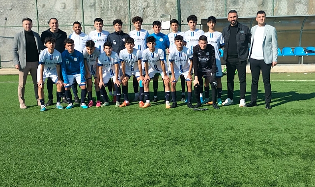 Selçuk Şahin, Yenişehir Belediyesi U16 Futbol Takımı'nın maçını izledi